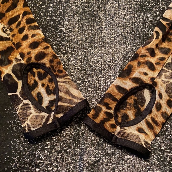 Very nice, size small, 2 piece, animal print, top and pants set! - Picture 4 of 4